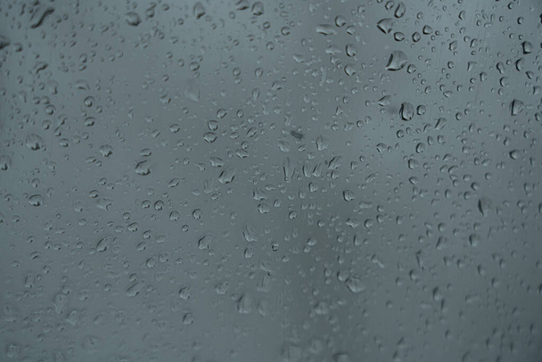 Mooie regendruppels op misvormd glas - Foto, afbeelding