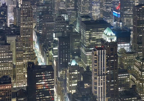 Αεροφωτογραφία του Manhattan cityscape σε μια θολή νύχτα, Νέα Υόρκη, ΗΠΑ. - Φωτογραφία, εικόνα