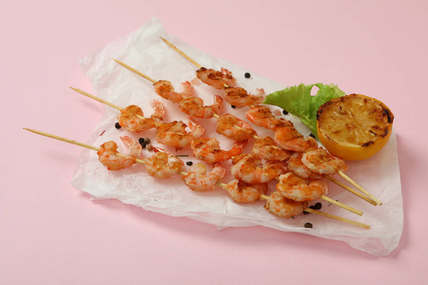 Chutné grilované krevety špejle na růžovém pozadí - Fotografie, Obrázek
