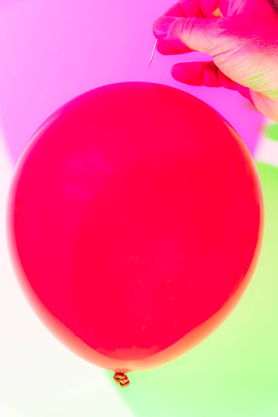 Ένα κόκκινο μπαλόνι παίρνει έσκασε από μια καρφίτσα. - Φωτογραφία, εικόνα