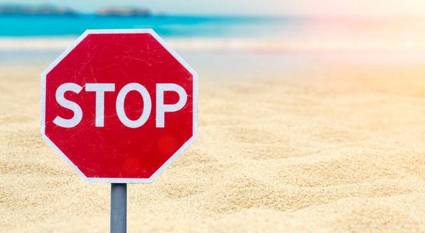 ロックダウンの概念。海沿いのビーチで標識を停止します。海、ビーチ、レクリエーション、休暇を禁止します。コロナウイルスの制限と禁止 - 写真・画像