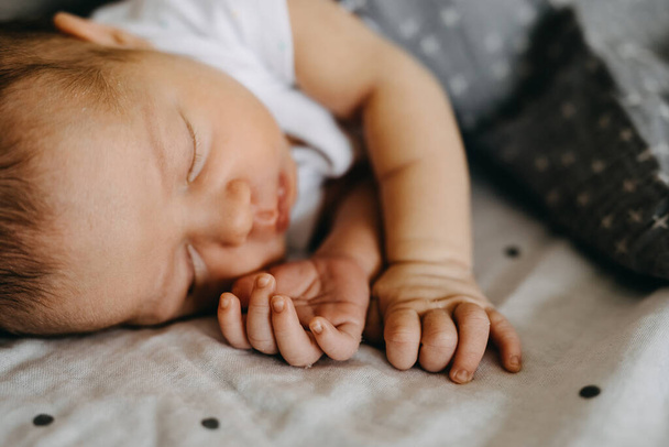 Közelkép egy újszülött alvó, összpontosítani ujjak és körmök. - Fotó, kép