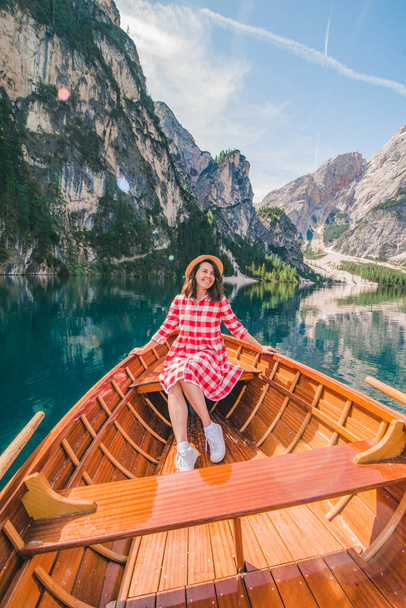 жінка сидить у великому коричневому човні на озері Лаго ді Брейз в Італії. літні канікули - Фото, зображення