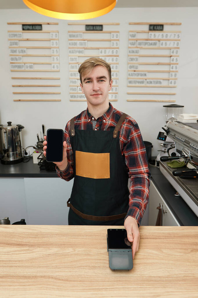 barista in apron hold modern bank payment terminal - Foto, immagini