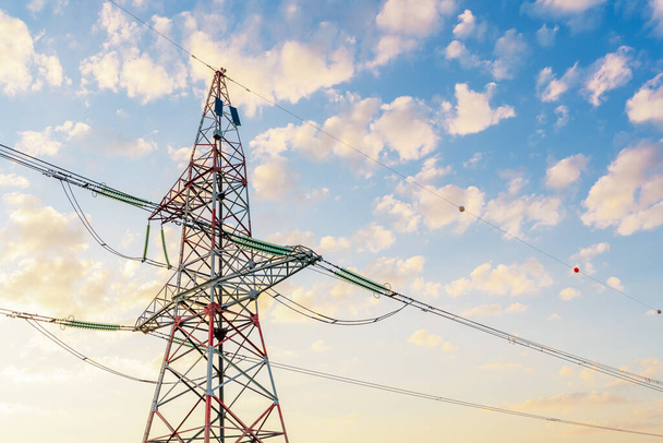 Elektrické vedení na poli a dráty na obloze v letním západu slunce - Fotografie, Obrázek