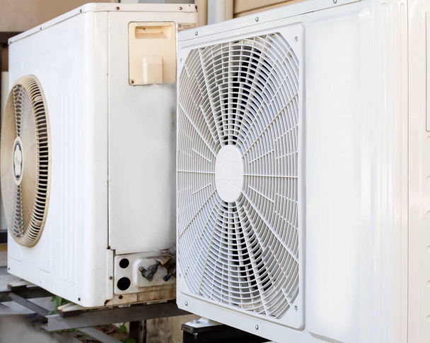 Aire acondicionado compresor de la unidad exterior instalar fuera de la casa, unidad de condensador en sistemas de aire acondicionado central. - Foto, imagen