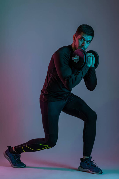 athlétique barbu guy faire split squats avec haltère - Photo, image
