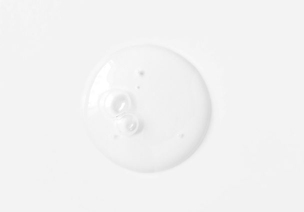Klare transparente Kreis Spot mit Blasen Schönheit kosmetische Produkt Textur isoliert auf weißem Hintergrund - Foto, Bild