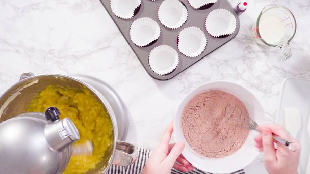 Piatto. Passo dopo passo. Mescolare gli ingredienti in un mixer da cucina in piedi per cuocere cupcake di velluto rosso. - Foto, immagini