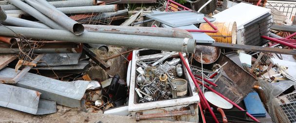 metal en el gran vertedero reciclador para recuperar objetos usados y poder reciclarlos para no contaminar el medio ambiente - Foto, Imagen