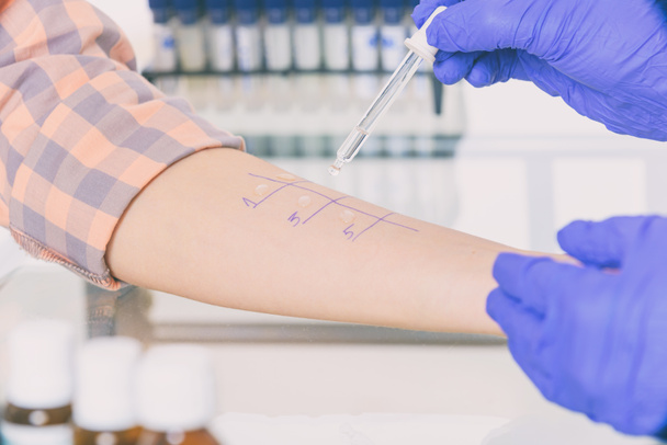 Medical doctor doing allergy tests in laboratory - Foto, afbeelding
