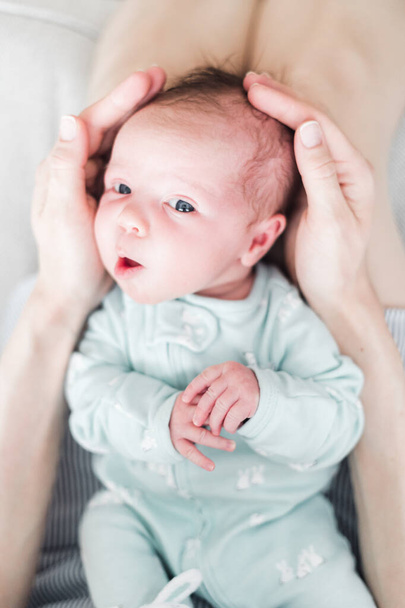 Retrato de estilo de vida de un recién nacido, niña de tres semanas. - Foto, Imagen