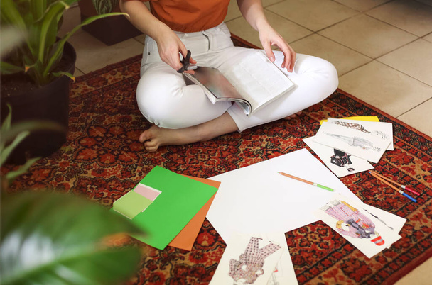 Молода жінка, яка створює свій Фен Шуй, бажає сидіти на килимі в бохо-стилі з багатьма рослинами. Мрії та бажання - Фото, зображення