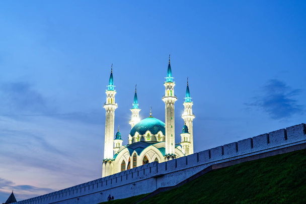 Kazan, Rusya. Kul Sharif Camii. Kremlin duvarı. Alacakaranlık - Fotoğraf, Görsel