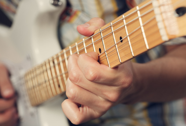 гитарист играет на электрогитаре
 - Фото, изображение