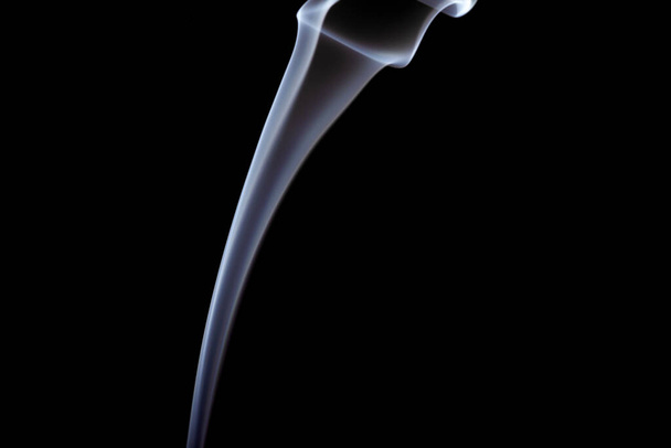 Αφαίρεση που δημιουργείται με καπνό σε μαύρο φόντο. - Φωτογραφία, εικόνα