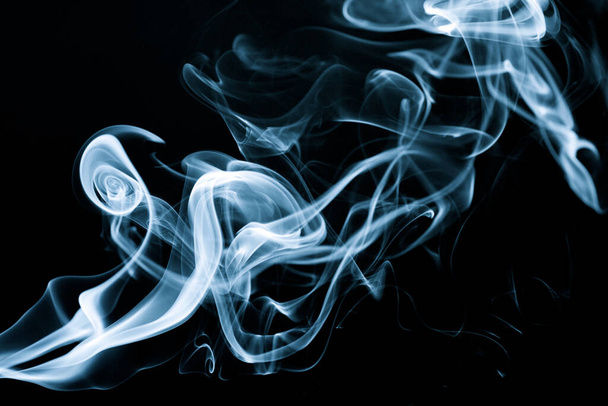 Astrazione creata con fumo su sfondo nero. - Foto, immagini