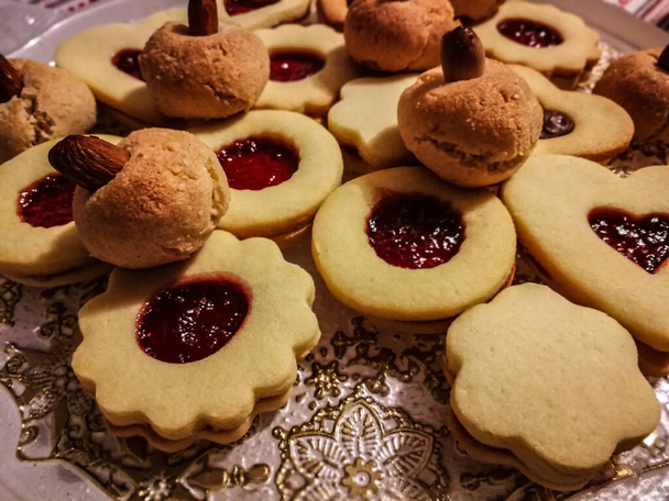 Shortbread-Kekse mit Erdbeermarmelade und Kekse mit Mandelgebäck - Foto, Bild