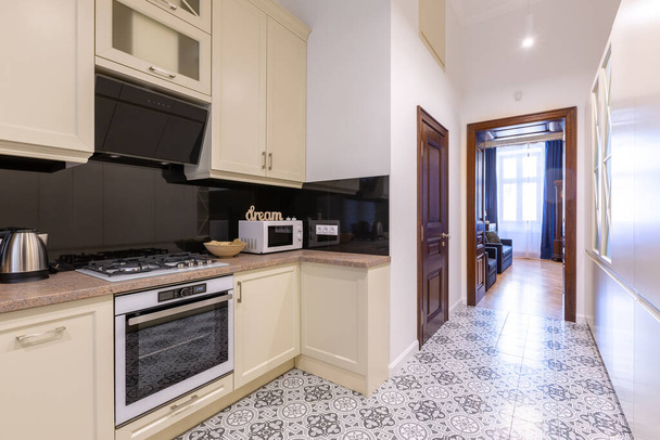 Fotografia d'interni, cucina beige, stile moderno, appartamento reale - Foto, immagini