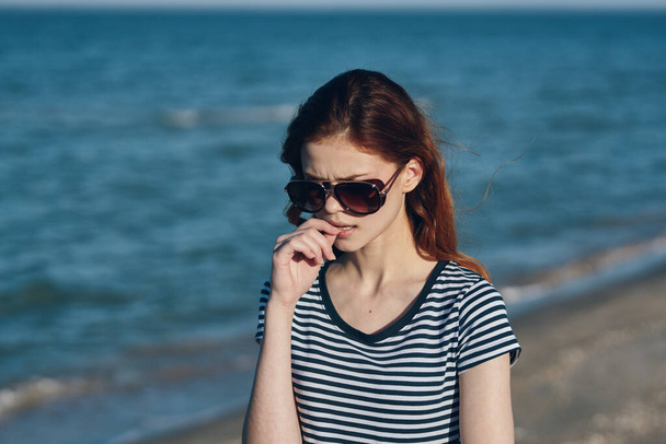 природа женщина пейзаж у моря на пляже в солнечных очках - Фото, изображение