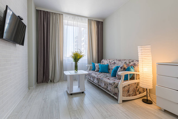 interieur fotografie, grote woonkamer met bed, in een moderne stijl, in felle kleuren - Foto, afbeelding
