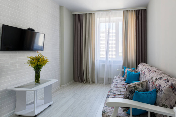 fotografía interior, gran salón con cama, en un estilo moderno, en colores brillantes - Foto, imagen