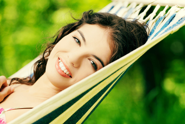 Femme souriante dans un hamac
 - Photo, image