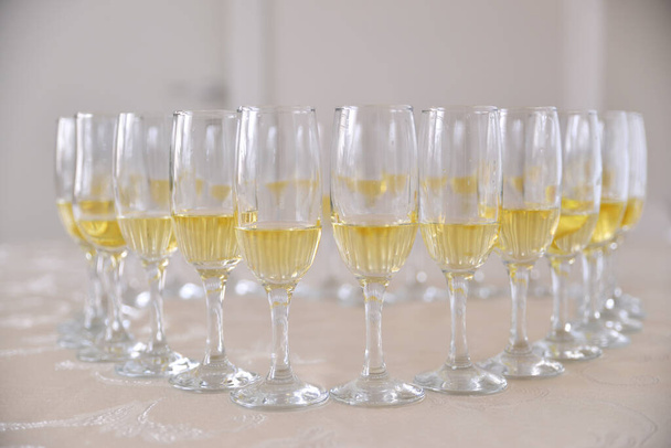 kieliszki do szampana przygotowane na przyjęcie weselne - Zdjęcie, obraz