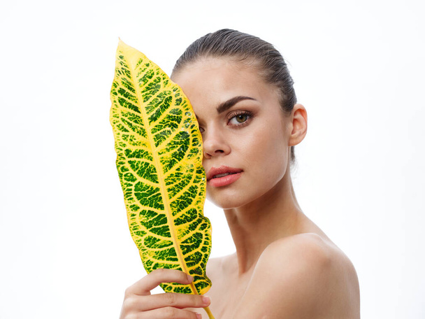 γυμνή γυναίκα καθαρό δέρμα κοσμετολογία πράσινο φύλλο  - Φωτογραφία, εικόνα