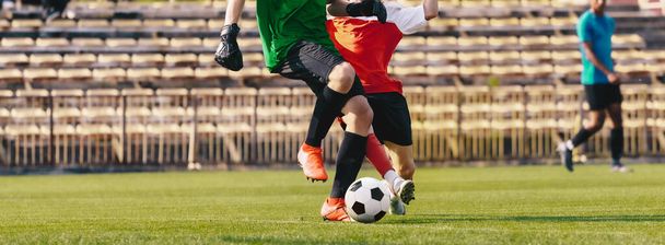 Zwei Fußballspieler laufen im Match. Fußballturnierspiel. Fußballschiedsrichter im Hintergrund. Fußball-Goalie im Dribbelwettbewerb - Foto, Bild