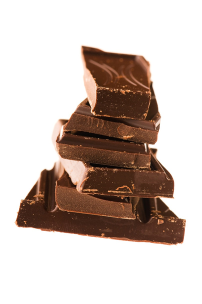 Нарезанный шоколад на белом фоне
 - Фото, изображение