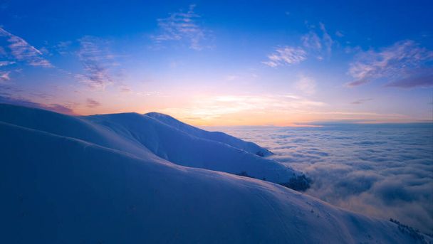 Beautiful landscape, sea of fog, snow-capped mountain peaks and cloudy skies and views of the mountains. - 写真・画像