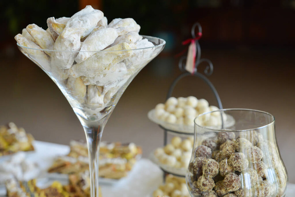 pyszne słodycze ułożone na stole weselnym - Zdjęcie, obraz
