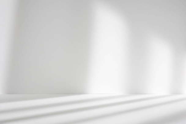 Abstrakter weißer Studiohintergrund zur Produktpräsentation. Leerer Raum mit Fensterschatten. Anzeigeprodukt mit verschwommenem Hintergrund. - Foto, Bild