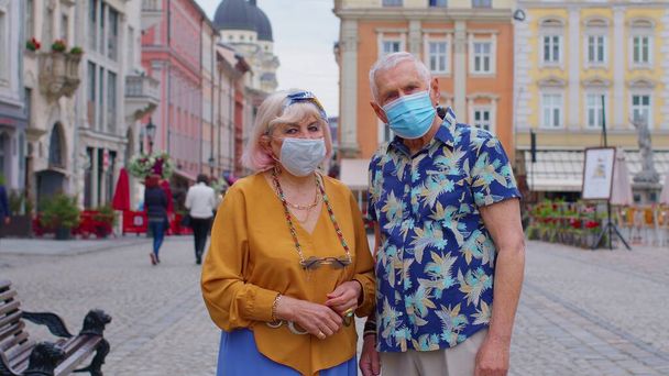 Casal de idosos turistas avó e avô vestindo máscara coronavírus de proteção médica - Foto, Imagem
