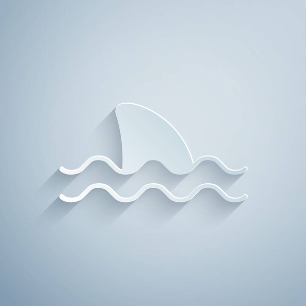 ペーパーカット灰色の背景に隔離された海の波のアイコンでサメのフィン。紙のアートスタイル。ベクトル - ベクター画像