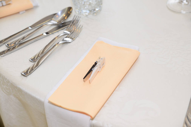 restaurant tafel arrangementen voor bruiloft receptie - Foto, afbeelding