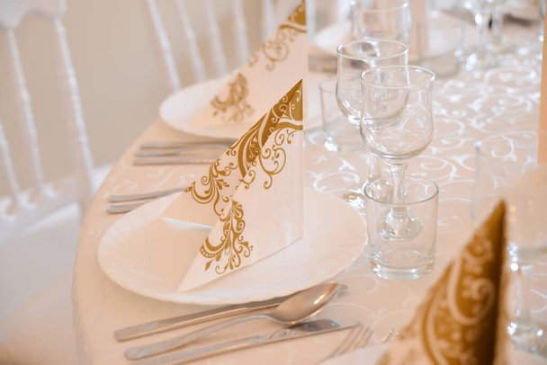 aranżacje stołu restauracyjnego na przyjęcie weselne - Zdjęcie, obraz