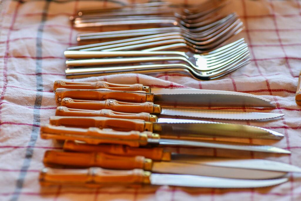 μαχαιροπίρουνα τοποθετημένα στο τραπέζι - Φωτογραφία, εικόνα