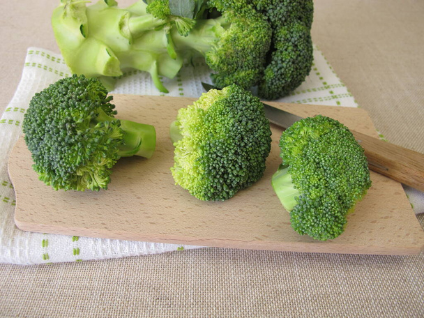 Friss zöld brokkoli virágokkal - Fotó, kép