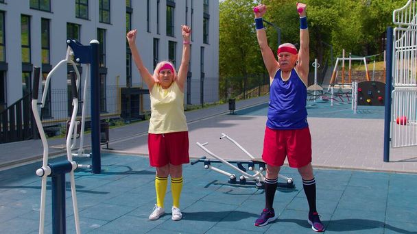 Idosos avó e avô aposentados família envolvida em esportes fazendo alongamento cardio - Foto, Imagem