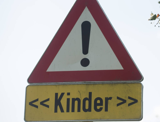 внимательный детский дорожный знак по дороге в школу - Фото, изображение