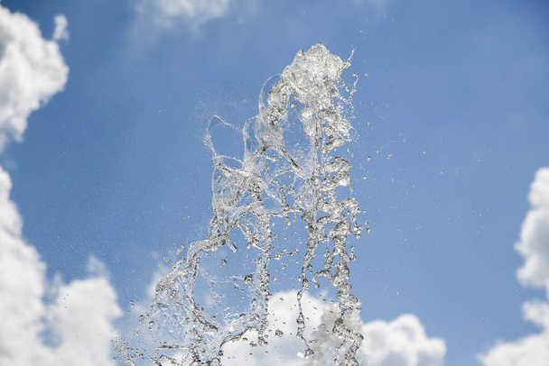 salpicadura de agua en el cielo - Foto, imagen