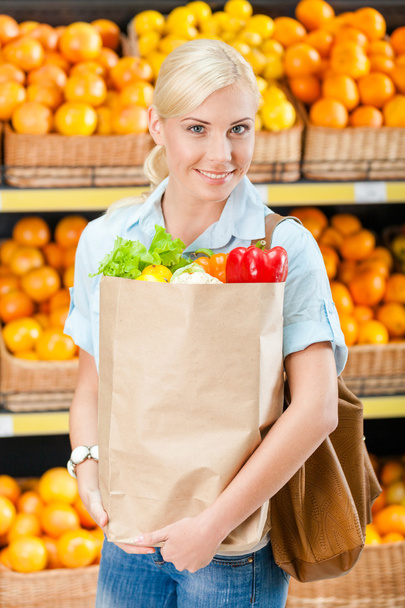Girl keeps bag with fresh vegetables - Foto, Imagen