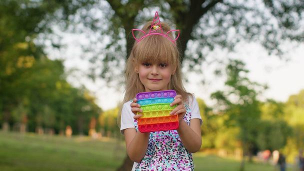 Женщина ребенок девочка играет нажмите поп пузырь волнительный стресс облегчение сжать сенсорные игрушки игры - Фото, изображение