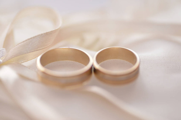 anéis de casamento em um travesseiro branco - Foto, Imagem