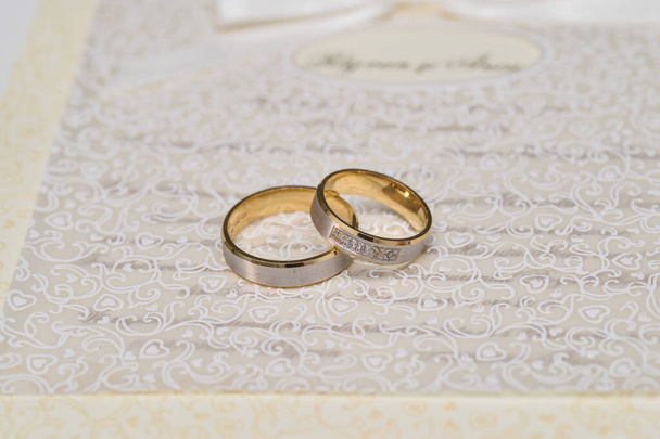 wedding rings arranged on the wedding invitation - Valokuva, kuva