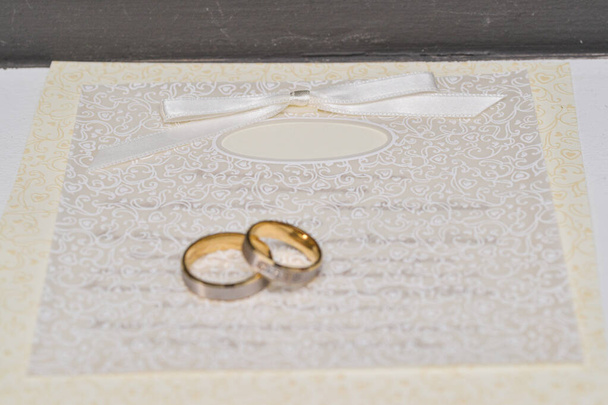 anillos de boda arreglados en la invitación de boda - Foto, Imagen