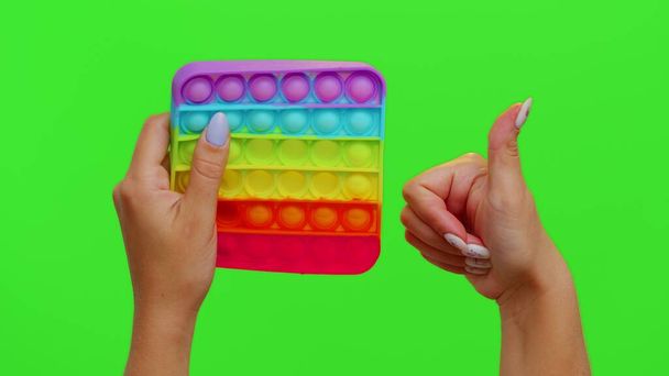 Női kéz push pop it buborék fidget stressz szorongás enyhítésére szorítsa érzékszervi játék Chroma gombot - Fotó, kép