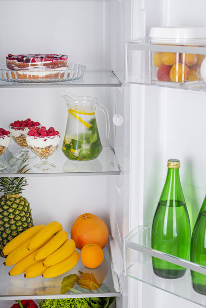 Ανοίξτε το ψυγείο που είναι γεμάτη από φρέσκα φρούτα και λαχανικά, υγιεινά τρόφιμα φόντο, βιολογική διατροφή, υγειονομικής περίθαλψης, δίαιτα έννοια - Φωτογραφία, εικόνα
